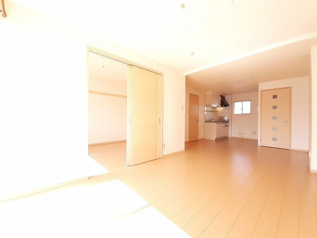 パークハイツＵの居間・リビング|こちらの居間で趣味の時間をお楽しみください