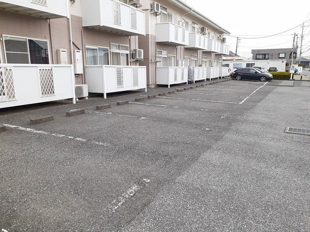 パークハイツＹの駐車場|車をお持ちの方に嬉しい駐車場付きの物件です