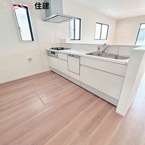 宇都宮市西原町2期　1号棟のキッチン|コンロはガスコンロ、床下収納庫もあるから非常食や調味料ストックも仕舞えます♪