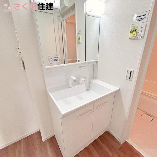 宇都宮市西原町2期　1号棟の洗面所|三面鏡タイプの洗面台で、内部には小物が仕舞えます♪