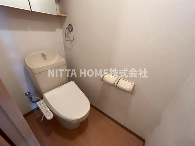 ワン・ピースのトイレ|シャワー付きのトイレです◇