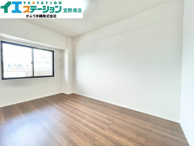 グランデプレミアムビスタ野嵩EASTの洋室