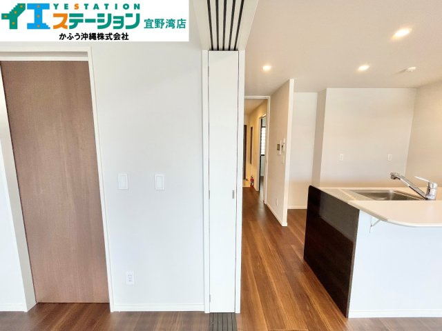 グランデプレミアムビスタ野嵩EASTのその他|スライド扉は収納することができ、リビングを広く活用可能。