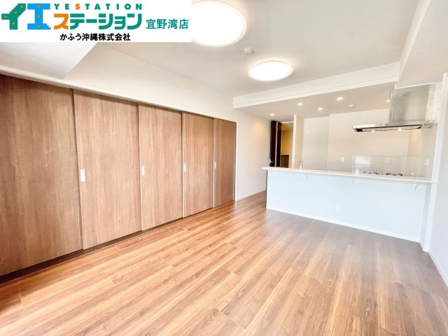 グランデプレミアムビスタ野嵩EASTの居間・リビング