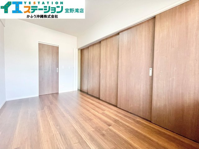 グランデプレミアムビスタ野嵩EASTの洋室