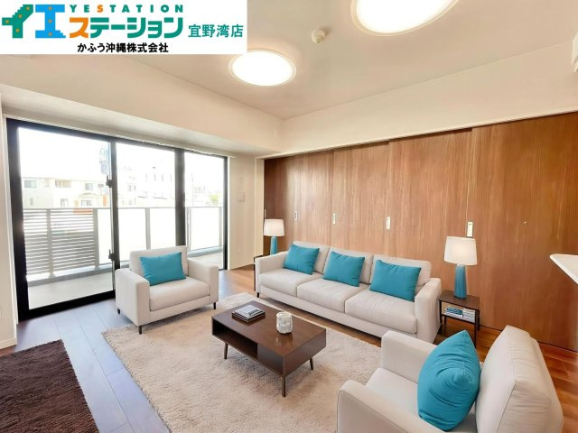 グランデプレミアムビスタ野嵩EASTの居間・リビング|AI加工にて家具を配置したイメージ画像です。