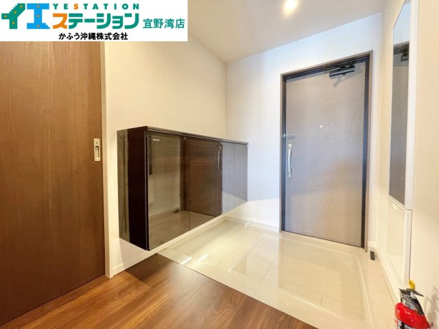 グランデプレミアムビスタ野嵩EASTの玄関