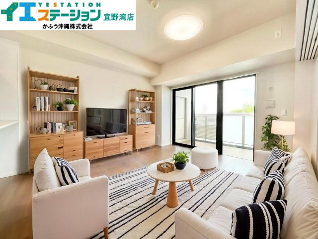 グランデプレミアムビスタ野嵩EASTの居間・リビング|AI加工にて家具を配置したイメージ画像です。
