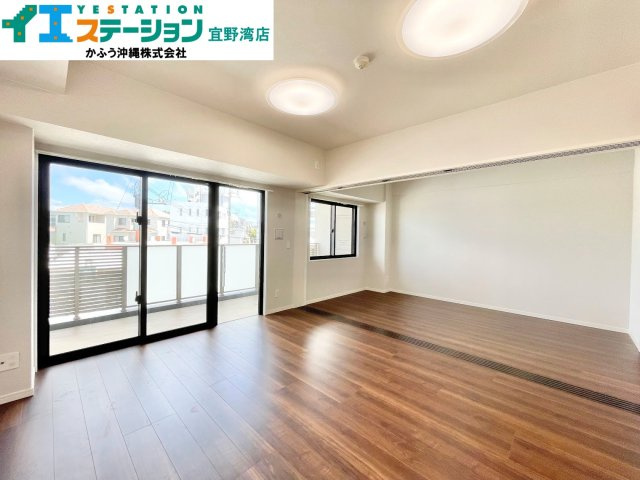 グランデプレミアムビスタ野嵩EASTの居間・リビング