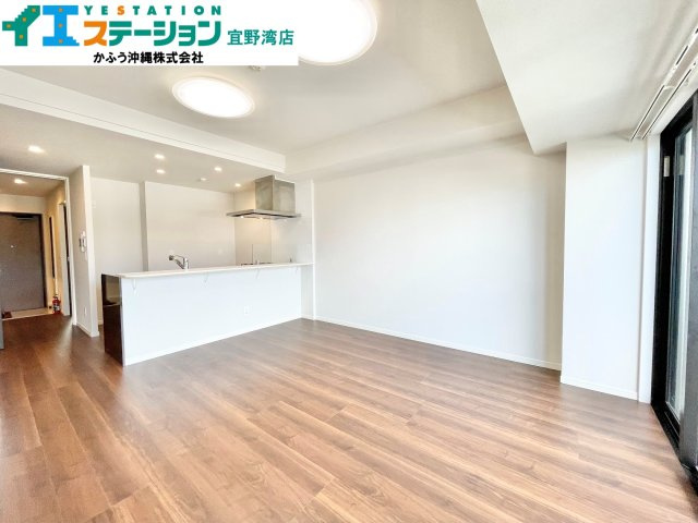 グランデプレミアムビスタ野嵩EASTの居間・リビング
