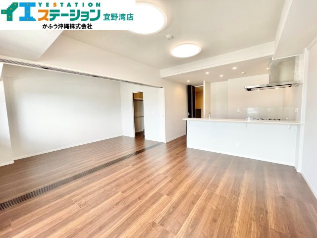 グランデプレミアムビスタ野嵩EASTの居間・リビング