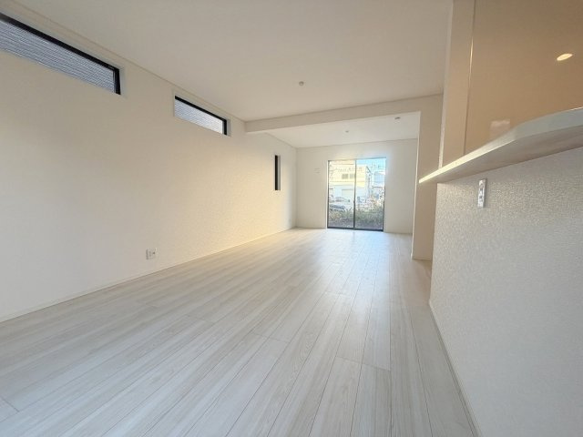 三郷市高州2丁目　新築戸建　全1棟の居間・リビング|ソファやダイニングセットを置いてもゆとりのある21帖のリビング