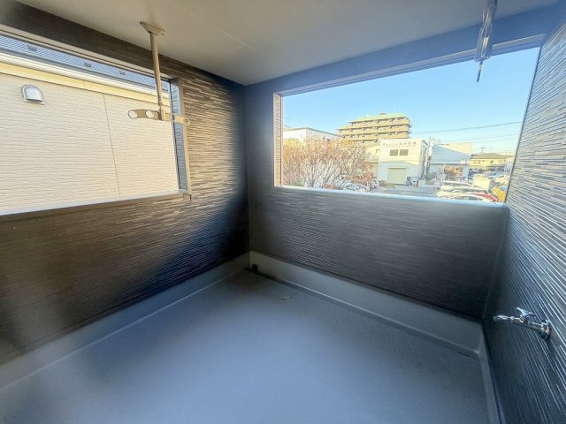 三郷市高州2丁目　新築戸建　全1棟のバルコニー|広々としたバルコニーで洗濯物がたっぷり干せます