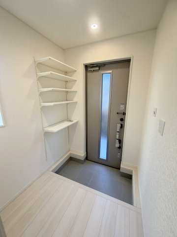 三郷市高州2丁目　新築戸建　全1棟の玄関|可動棚付きも付いた玄関です