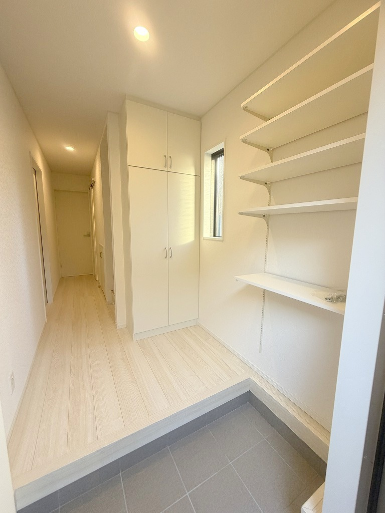 三郷市高州2丁目　新築戸建　全1棟の収納|下駄箱、可動棚付きの玄関です