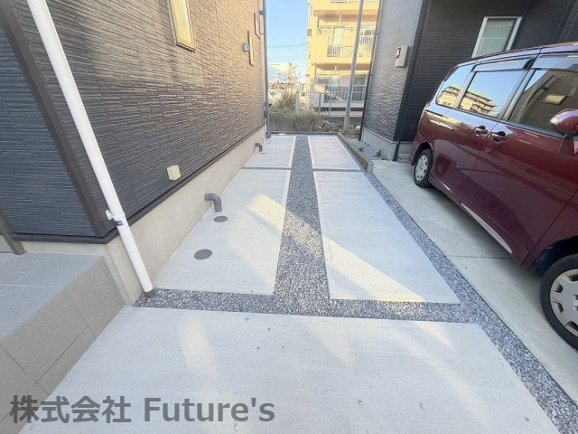 三郷市高州2丁目　新築戸建　全1棟の駐車場|カースペース縦列2台可能（車種制限あり）