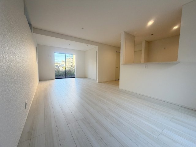 三郷市高州2丁目　新築戸建　全1棟の居間・リビング|家族団らんで過ごすリビングは21帖の広さを確保