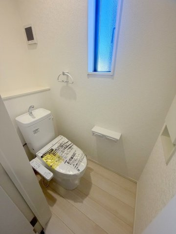 三郷市高州2丁目　新築戸建　全1棟のトイレ|2階のトイレです