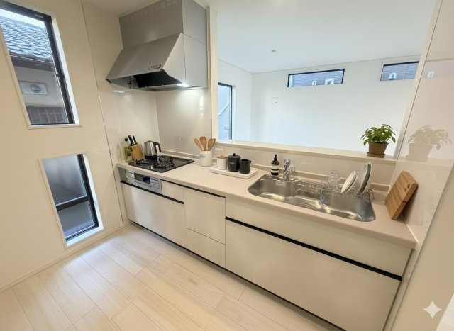 三郷市高州2丁目　新築戸建　全1棟のキッチン|現況の物件写真にCGによる画像処理を行っています。家具、家電、小物、カーテン等はイメージはCGです。