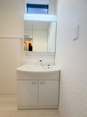 三郷市高州2丁目　新築戸建　全1棟の独立洗面台|3面鏡付きシャワードレッサーで朝の準備も快適