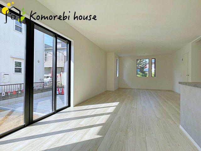 桶川市北　10期　新築一戸建て　グレース　01の居間・リビング|横長LDKは家具配置も自由で開放感あり。家族のライフスタイルに合わせた快適な暮らしを叶えます。