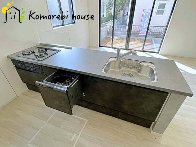 桶川市北　10期　新築一戸建て　グレース　01のキッチン|食洗機や浄水器を備えた多機能キッチン。広がりある空間で、家族と会話を楽しみながら料理ができるカウンターキッチンです