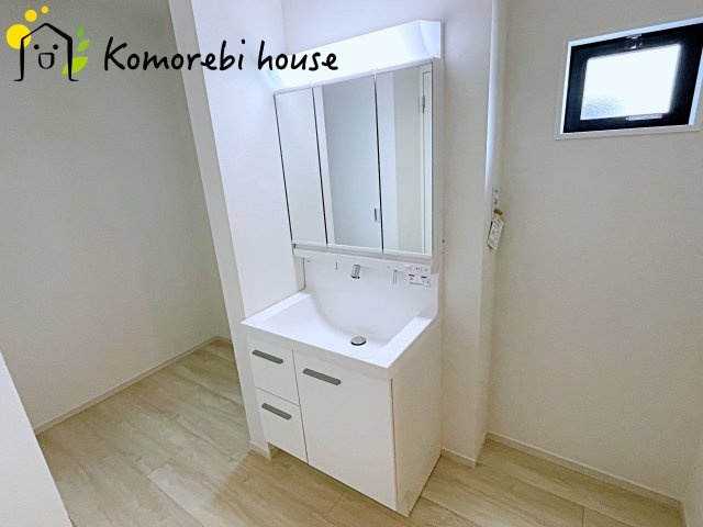 桶川市北　10期　新築一戸建て　グレース　01の独立洗面台|白を基調とした清潔感のある洗面台。シンプルで上品なデザインが空間に明るさをプラスします。