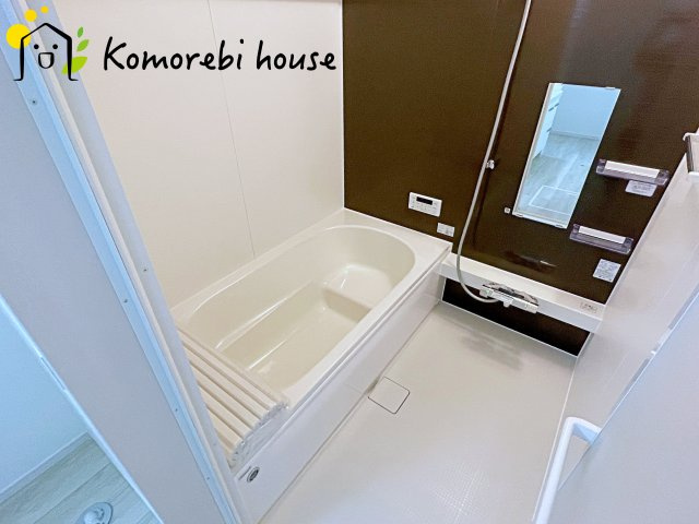 桶川市北　10期　新築一戸建て　グレース　01の浴室|毎日使う場所だからこそ、いつも清潔に。カビが発生しにくい壁材や水はけの良い床、浴室乾燥機など、新築ならではの“掃除のしやすさ”にこだわった設計。家事時間をぐっと減らし、快適さが長く続きます。