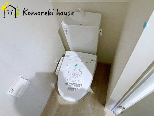 桶川市北　10期　新築一戸建て　グレース　01のトイレ|温水洗浄機能（ウォシュレット）標準装備で、毎日のトイレ時間がより快適に。やさしい温水洗浄で清潔を保てるだけでなく、冬場のヒヤッと感を軽減する暖房便座も嬉しいポイント。