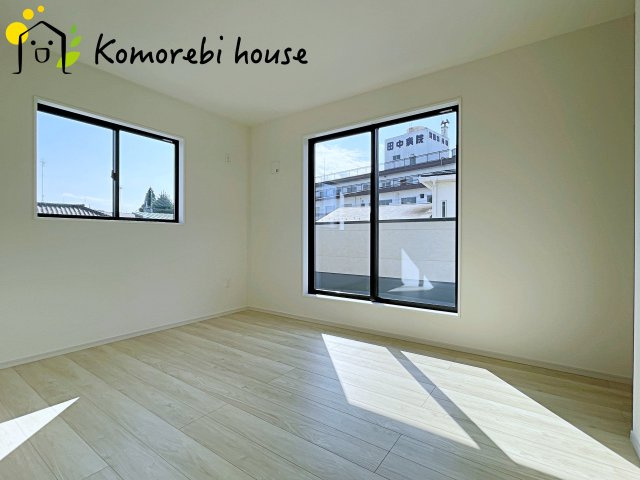 桶川市北　10期　新築一戸建て　グレース　01の寝室|一日の疲れをゆっくり癒せる主寝室は、ベッドを置いてもゆとりある広さが魅力。収納完備で衣類もスッキリ収まり、静かで落ち着いた空間が快適な眠りをサポートします。