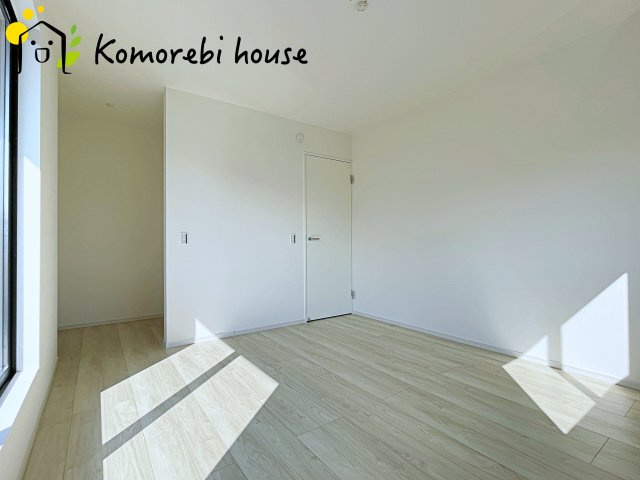 桶川市北　10期　新築一戸建て　グレース　01の寝室|寝室にはゆとりのある広さがあり、大きめのベッドも余裕をもって配置できます。
実際に内覧いただければ、サイズ感もよりイメージしやすいと思います。採寸もその場でご協力いたしますので、ぜひお確かめください。