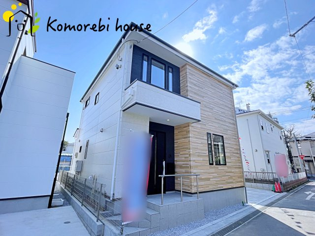 桶川市北　10期　新築一戸建て　グレース　01の外観|明るい色合いで統一された外観が魅力の新築住宅。シンプルながら存在感があり、帰宅時に気分が上がるデザインです。周辺環境とも調和し、落ち着いた街並みに映える一邸です。