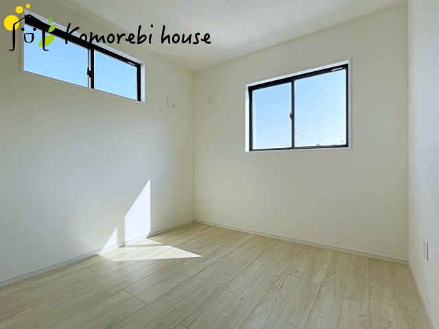 桶川市北　10期　新築一戸建て　グレース　01の洋室|明るい光が差し込む洋室は、寝室・子ども部屋・ワークスペースなど多用途に使える自由度の高い空間。家具の配置もしやすく、暮らしに合わせて柔軟に活用できます。