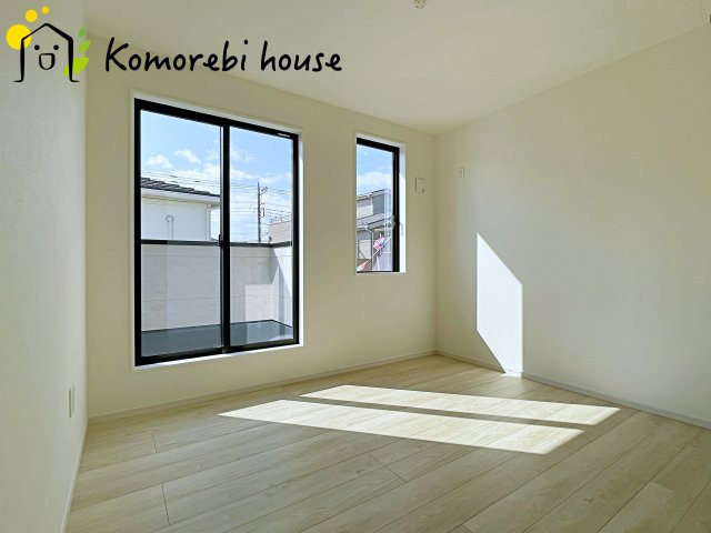 桶川市北　10期　新築一戸建て　グレース　01の子供部屋|自然光が心地よく入る子ども部屋は、学習・遊び・睡眠をしっかり支える快適環境。シンプル設計でレイアウトも変えやすく、成長に合わせて長く使える利便性の高い一室です。