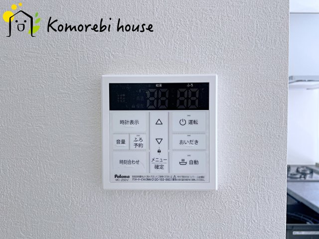 桶川市北　10期　新築一戸建て　グレース　01の設備|キッチンからワンタッチで湯張りや追い焚きができる給湯スイッチ。夕飯の支度をしながら、同時進行でお風呂の準備ができる効率の良い生活動線が魅力です。