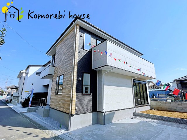 桶川市北　10期　新築一戸建て　グレース　01の外観|木目調や石目調のサイディングが優しい風合いを生み、街並みにしっくり馴染む外観に。自然な表情を楽しみながら、耐候性にも優れた、長く愛せる新築住まいです。