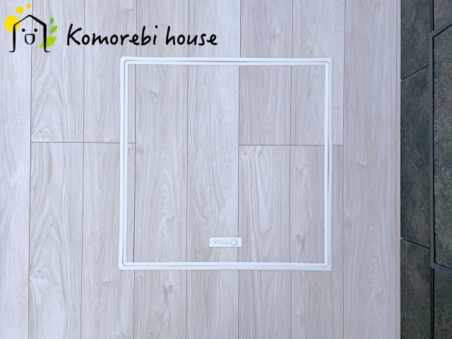 桶川市北　10期　新築一戸建て　グレース　01の内装|調味料やストック食材、非常用品までまとめてしまえる床下収納。キッチン周りがすっきり片付き、必要な時にさっと取り出せる“賢い収納スペース”として毎日の家事を支えます。