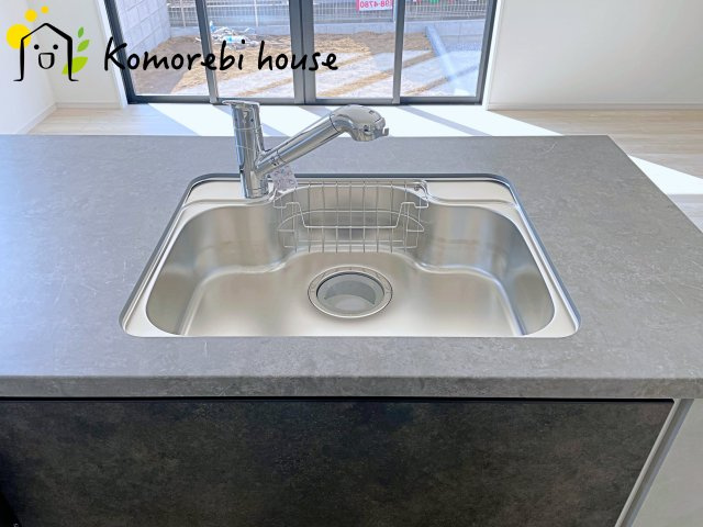 桶川市北　10期　新築一戸建て　グレース　01のキッチン|浄水器一体型で、いつでも美味しいお水がそのまま使えるキッチンシンク。料理やコーヒーづくり、炊飯にも安心して利用でき、毎日の食卓が少し豊かに。