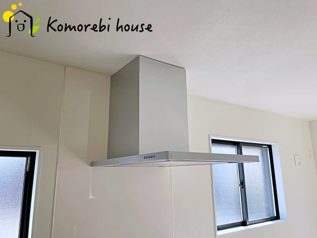 桶川市北　10期　新築一戸建て　グレース　01のキッチン|吸引力の高いレンジフードが煙や匂いを素早く排出。揚げ物や炒め物も気兼ねなくでき、リビングに匂いを残しません。