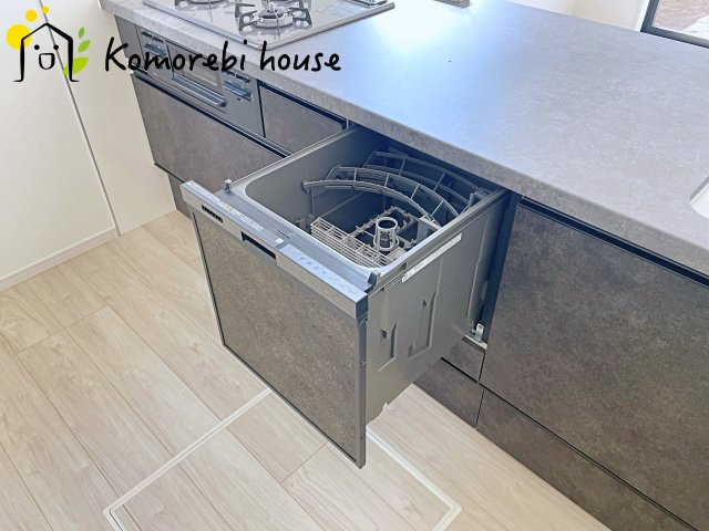 桶川市北　10期　新築一戸建て　グレース　01のキッチン|忙しい毎日の食後も、食器洗いは食洗器におまかせ。家族が食事を楽しんでいる間に、洗浄・乾燥まで完了するから、片付けのストレスを減らしてリビングでの団らん時間をゆったり過ごせます。