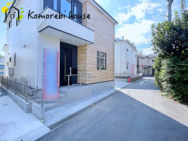 桶川市北　10期　新築一戸建て　グレース　01の前面道路含む現地写真|前面道路は決して広くないものの、交通量が少なく安心。落ち着いた住環境が、家族の日々の暮らしを支えます。