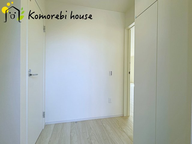 桶川市北　10期　新築一戸建て　グレース　01の玄関|玄関から快適な生活が始まる。収納・導線・使い勝手に配慮された、家族に優しい設計です。
