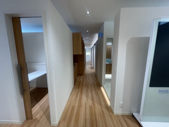 【内装】 | 米新ビル | エントランスを背にした正面廊下