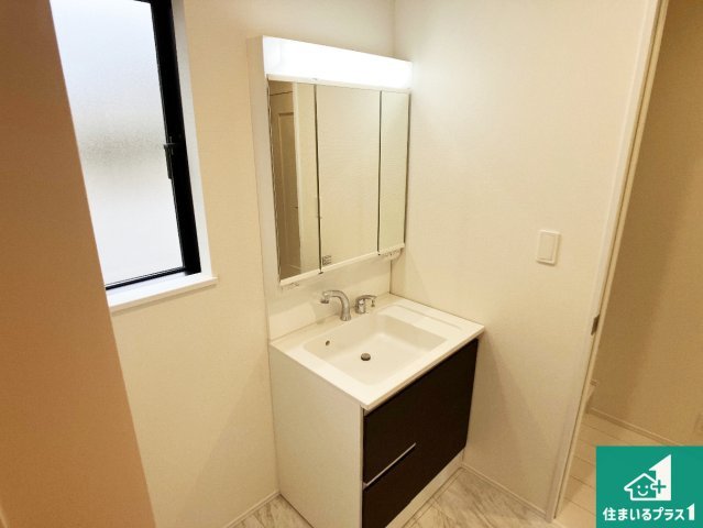 明石市西明石町　新築一戸建ての独立洗面台|清潔感のある洗面台です。フラットな鏡は掃除がしやすく毎日清潔！鏡裏には収納があるのでスッキリとした洗面台が保てます。