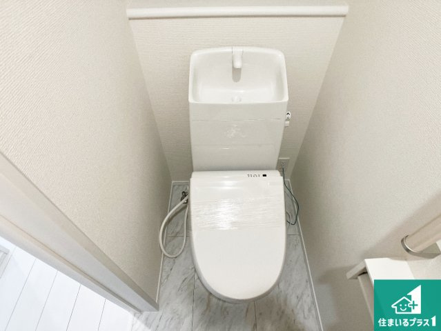 明石市西明石町　新築一戸建てのトイレ|1・2階の2ヶ所にあるので、朝の忙しい時間の順番待ちもなく、深夜の利用にも大変便利です。