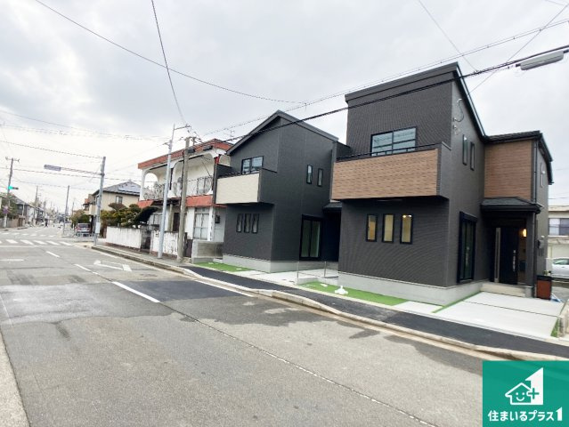 明石市西明石町　新築一戸建ての前面道路含む現地写真|周辺は閑静な住宅街！前面道路広々で車の出し入れも便利です。駐車が苦手な方でも安心して車庫入れできます！