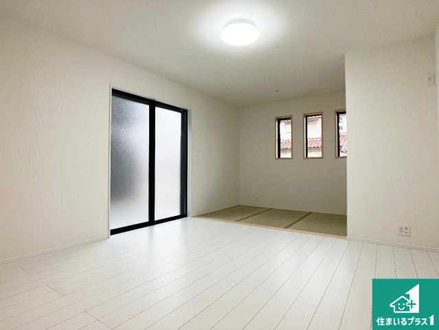 明石市西明石町　新築一戸建ての居間・リビング|日当たり良好の明るいリビングで朝の目覚めもスッキリできそう！対面キッチンでご家族のコミュニケーションも自然と増える設計！小さなお子様が遊ぶスペースを作っても広々とくつろげるLDK！