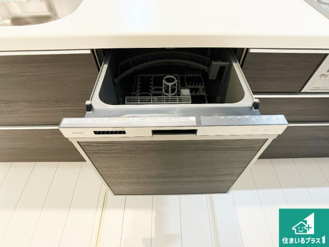 明石市西明石町　新築一戸建ての設備|食事後の一仕事、食器洗いをボタン一つでお任せできちゃいます！場所を取らないビルトイン式なので、お料理スペースもしっかり確保！