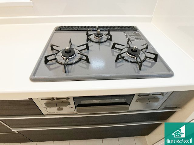 明石市西明石町　新築一戸建ての設備|ダブル高火力Ｓｉセンサー付きコンロ！３口あるので、まとめて料理をする時も大活躍！