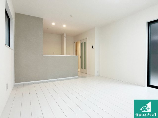 明石市西明石町　新築一戸建ての居間・リビング|子供を見守りながらお料理が出来るため家族のコミュニケーションか増えます♪スペースが広く確保されている為お子様が大きくなったときは一緒に料理を楽しめます♪